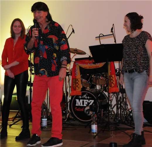 Rainer Zufall wurde aus dem Publikum unterstützt: Angelina Henn (links) und Mareike Hoffmann aus Thalhausen sind mit dem Koblenzer Comedian auf der Bühne.