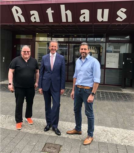 Ralf Anker (l.) und Christian Greiner (r., beide FWG) empfingen Joachim Streit, den Vorsitzenden der FREIE WÄHLER Fraktion im Landtag heinland-Pfalz. Foto: FWG Andernach e.V.