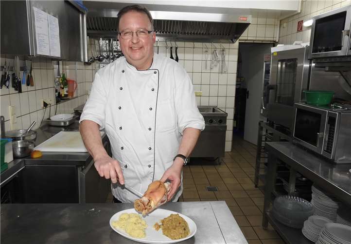Ralf Anschau verwöhnt seine Gäste mit deftigen Leckereien.  WAMFO.DE