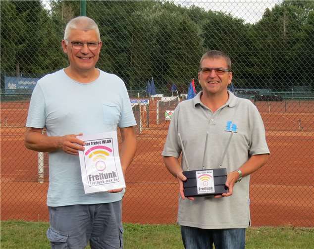 Ralf Barnekow, Vorsitzenden des TC Bad Bodendorf (li.) und Karl Hanenberg (re.) bei der Übergabe eines der Geräte. Foto: privat