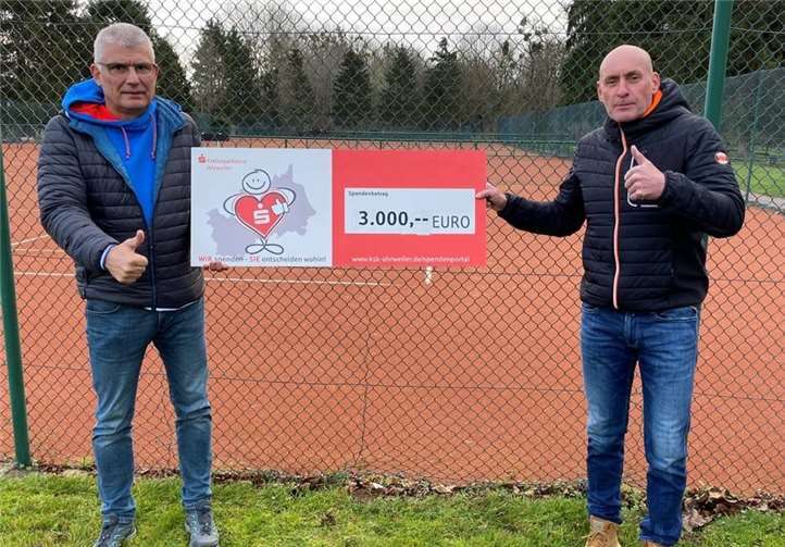 Ralf Barnekow (li) und Jürgen Klapperich bei der Scheckübergabe. Foto: TC Bad Bodendorf