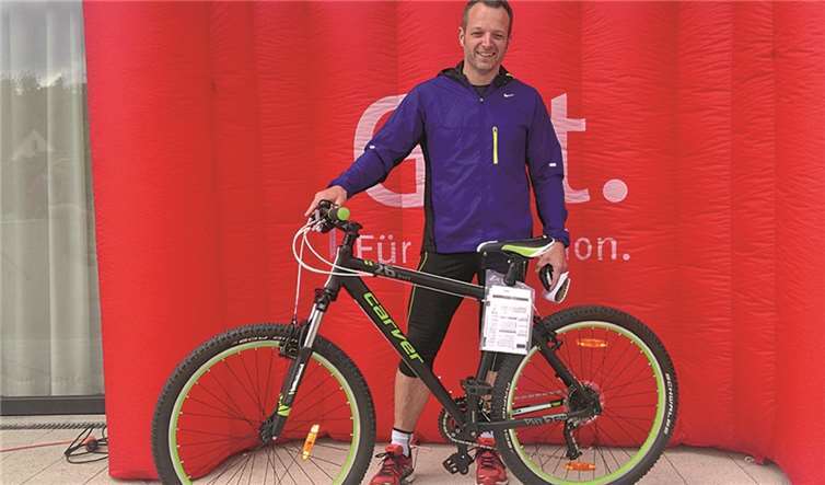 Ralf Bauer konnte sich über den Gewinn eines Mountainbikes freuen.