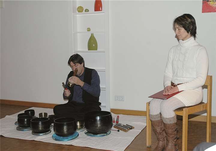 Ralf Bauer mit seinen Klangschalen und Anita Ritzmann.RFW