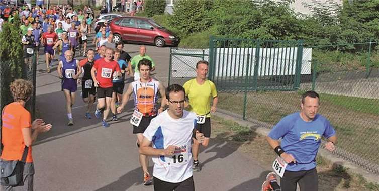 Ralf Bauer (rechts vorne) vom Lauftreff SV Weitersburg beim 10-km-Lauf in Braubach.privat