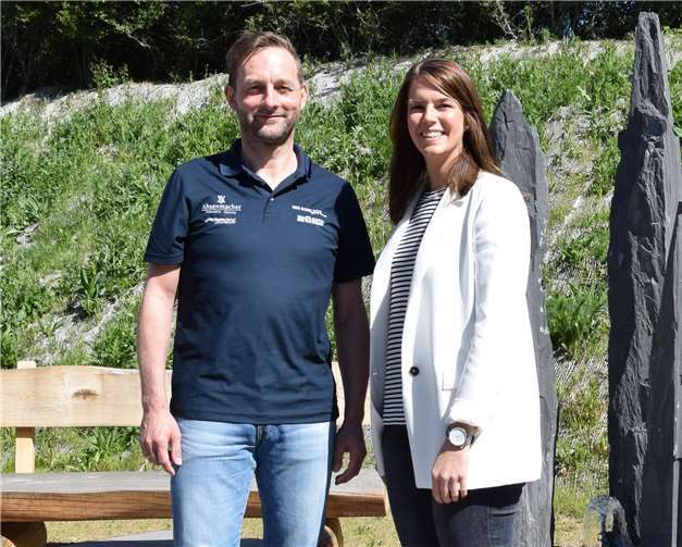 Ralf Berenhäuser, Vorsitzender und Abteilungsleiter Radsport der SIG Koblenz (links) und Elisa Schöffler, Marketing der Massivhaus Mittelrhein aus Mendig (rechts) freuen sich auf den ersten Laacher See MTB-Marathon.Foto:UBU