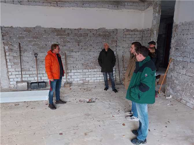 Ralf Breuer, Lehrer an der Realschule, sowie Mitglied des Bürgerbeirats, führte vor Beginn der Sitzung die übrigen Beiratsmitglieder durch die von der Flut betroffene Schule.  Foto: Nick Falkner