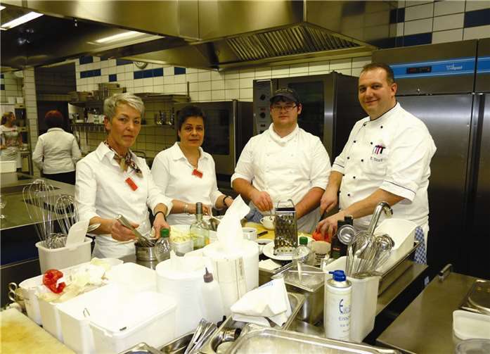 Ralf Daub (v. r.), stellvertretender Küchenchef, und Azubi Marco Juchem, mit Frau Mintgen-Hoffmann (Realschule plus Mayen) und Frau Michels (Realschule plus Nachtsheim).