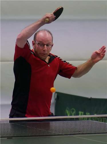 Ralf Doll schießt sich für das Finale im Sportzentrum Brohltal warm.