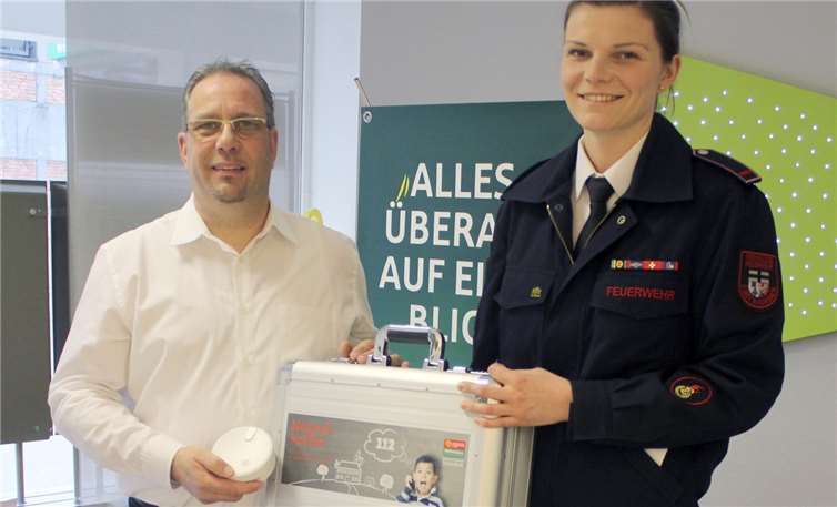 Ralf Geuer, Vertreter der Rheinbacher Geschäftsstelle der Provinzial Rheinland, übergab den neuen Schulungskoffer an die Freiwillige Feuerwehr Rheinbach. Foto: Feuerwehr Rheinbach