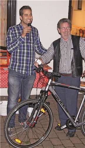 Ralf Gramowski , erster Vorsitzender des Verschönerungsvereins und Herbert Groß, Gewinner der Tombola mit dem Hauptpreis, der großzügigerweise von der Firma Ladwein aus Dierdorf gestiftet wurde. privat