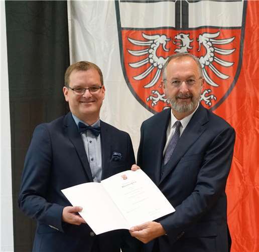 Ralf Groß von der Schulaufsicht der Aufsichts- und Dienstleistungsdirektion (ADD) Koblenz übergab die Ernennungsurkunde an Timo Lichtenthäler. Fotos: KG