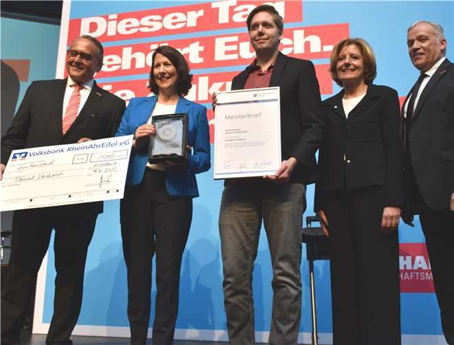Ralf Hellrich, Daniela Schmitt, Kurt Krautscheid und Malu Dreyer überreichten dem zweitbesten Daniel Verhoest aus Rheinbrohl Meisterbrief und Scheck.