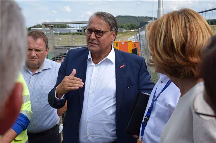 Wiederaufbau im Ahrtal: Was wurde geschafft, was ist noch zu tun? Ralf Hellrich bei einem Vor-Ort-Termin im Ahrtal mit Ministerpräsidentin Malu Dreyer. Foto: privat