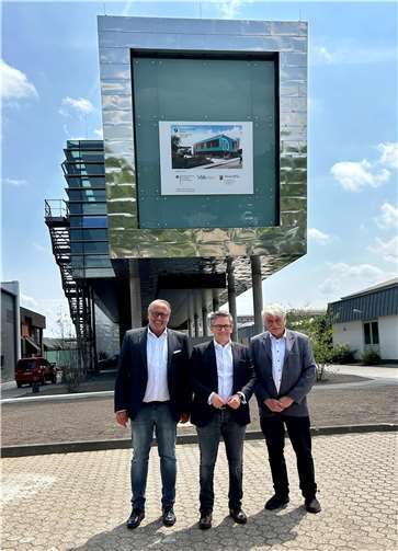 Ralf Hellrich (li.) und Peter Eich (re.) informierten Thorsten Rudolph über die aktuelle Situation der Handwerksbetriebe im Kammerbezirk und über das Bildungs- und Technologiezentrum. Foto: Wahlkreisbüro Thorsten Rudolph / Volker Schmidt