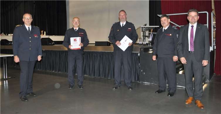 Ralf Hermanns (2.v.l.) und Hans-Peter Heinrichs (3.v.l) erhielten die Ehrennadel des Kreisfeuerwehrverbandes. Mit den beiden stellvertretenden Wehrleitern der Meckenheimer Wehr freuen sich: der stellvertretende Kreisbrandmeister Markus Zettelmeyer (links), Wehrleiter Günter Wiegershaus (4.v.l.) und Bürgermeister Holger Jung (rechts).Foto: Stadt Meckenheim