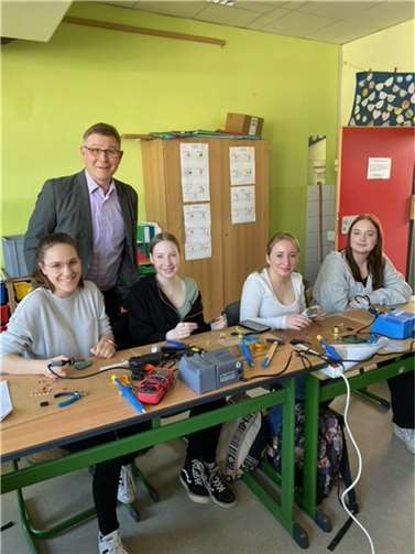 Ralf Heuft (Schulleiter) mit Schülerinnen der Klasse 9a.