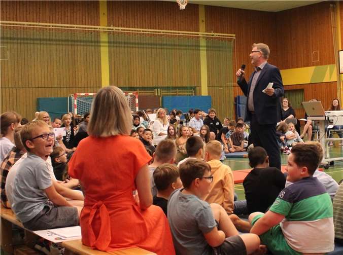 Ralf Heuft, der neu bestellte Schulleiter, fand mit viel Humor schnell den Zugang zu den neuen Schülern und ihren Begleitern, die er herzlich begrüßte.