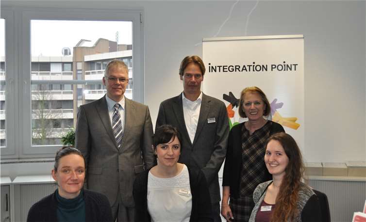 Ralf Holtkötter Geschäftsführer des Jobcenters rhein-sieg, Götz Schattenberg Projektleiter des Integration Point Troisdorf, Marita Schmickler-Herriger Vorsitzende der Geschäftsführung Agentur für Arbeit Bonn mit den Empfangsmitarbeiterinnen des Integration Point Troisdorf.Agentur für Arbeit Bonn