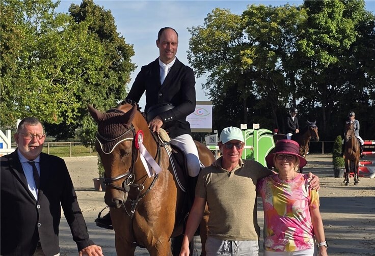 Ralf Jünger mit Carlo sowie Martina Egen (Turnierleiterin des Vereins) und Dr. Sattler (Sponsor). 