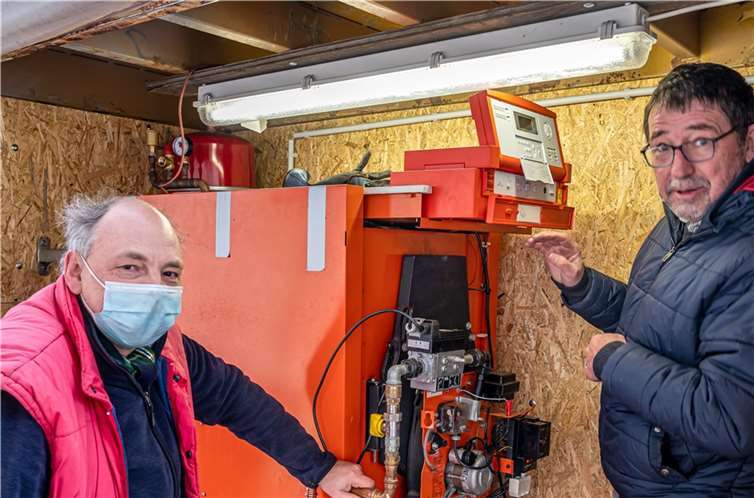 Ralf Kirchner (l.) und Klaus Murmann, zwei Mitglieder der Heizungs- und Warmwasserhilfe Ahr, schließen in Bad Bodendorf eine Gasheizung an, die in einen Container eingebaut wurde.  Foto: privat