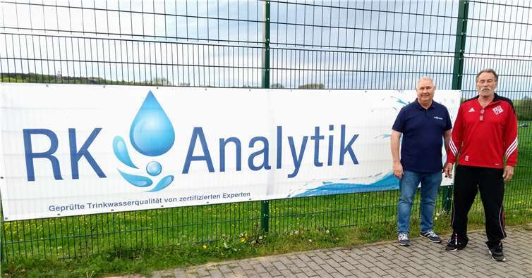 Ralf Klein (li.) von RK Analytik und GSV-Vorsitzender Dieter Schäfer nach dem Anbringen der Werbefläche. Foto: privat