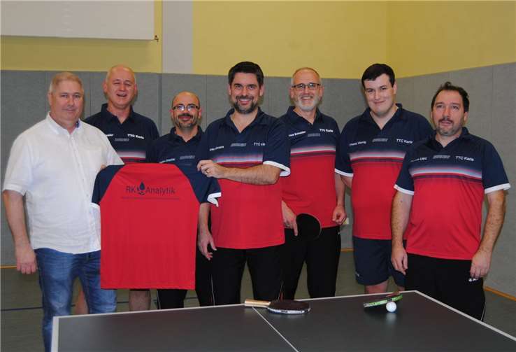 Ralf Klein von der Firma RK-Analytik in Grafschaft-Bölingen, der bereits die Damenmannschaft mit Trikots ausgestattet hat, überreichte jetzt auch der zweiten Herrenmannschaft einen Satz Trikots.