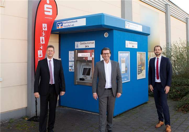 Ralf Klösges, Regionalvorstand Rhein-Sieg der Kreissparkasse Köln, Mathias Lutz, Vertriebsvorstand der Raiffeisenbank Voreifel eG, und Sebastian Greven, Regionaldirektor der Kreissparkasse Köln (v. l.), eröffneten die nun gemeinsam betriebene Geldautomatenstelle der beiden Kreditinstitute in Merl.Foto: