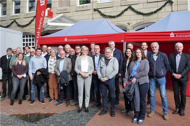 Ralf Klösges und Sonja Hertel von der Kreissparkasse Köln übergaben im Beisein von Landrat Sebastian Schuster, Oliver Krauß MdL, Bürgermeisterin Petra Kalkbrenner und Bürgermeister Ludger Banken 100.000 Euro aus einer Spendenaktion an Vereine aus Rheinbach und Swisttal. Foto: Kreissparkasse Köln