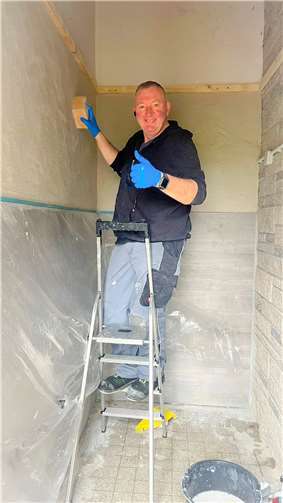 Ralf Körber bei der Sanierung der Hilgerter Friedhofstoilette.  Fotos: Wählergruppe Fahrenkrug