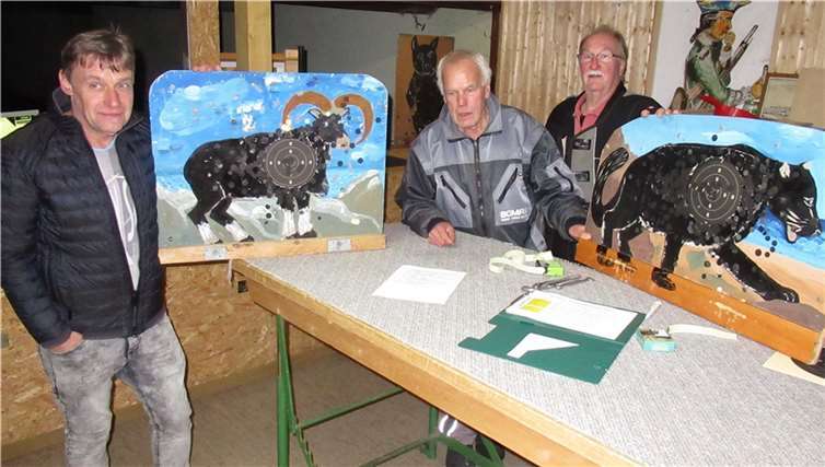 Wildscheibenschießen beendet Ralf Köster, Ludwig Dreeser und Jürgen Diewald sorgten für faire Wettkämpfe. Foto: privat