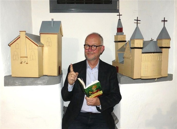 Ralf Kramp, Meister des schwarzhumorigen Eifelkrimis, begeisterte einmal mehr im Kardener Stiftsmuseum. Foto: TE