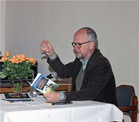 Ralf Kramp betonte seine Lesung mit behänder Gestik und Mimik.  Fotos: Werner Dreschers