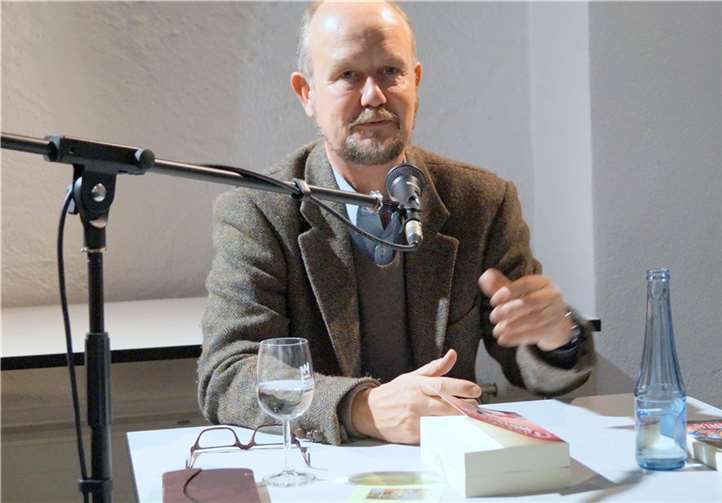 Ralf Kramp ist als Krimiautor in Funk und Fernsehen bekannt und las in Karden aus verschiedenen Krimis.MT