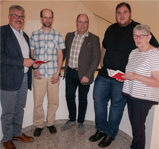 Ralf Kraut (Bildmitte) wurde einstimmig zum neuen Vorsitzenden gewählt.