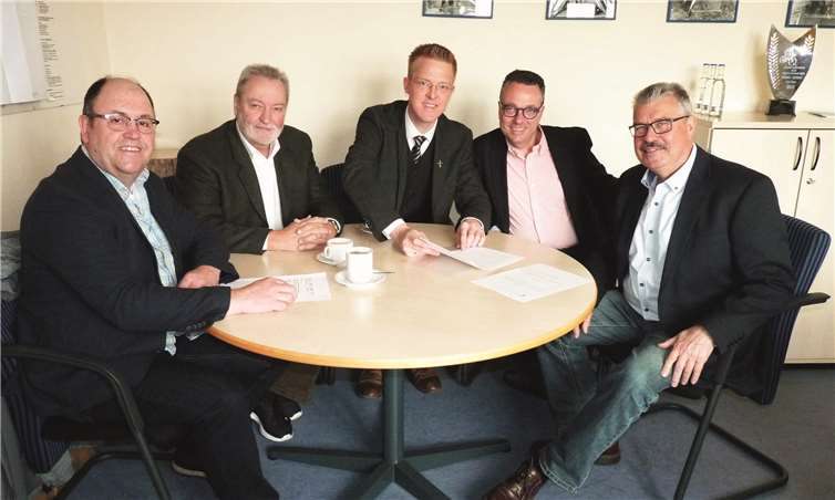 Ralf Kraut (v. l.), Jörg Wienpahl, Pfarrer André Beetschen, Thomas Schneider und Stadtbürgermeister Hans Peter Ammel bei der Vorstellung des Konzepts. Foto: FRE