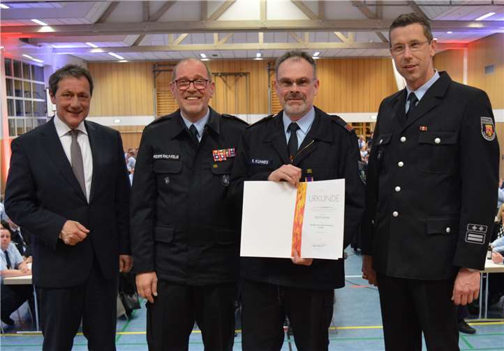Ein großes Dankeschön für großen Einsatz Ralf Kuhnes war sichtlich überrascht als er bei Ehrenabend das Deutsche Feuerwehr-Ehrenkreuz in Silber erhielt. Für die Überraschung hatten Landrat Achim Schickert (v. l.), Ralf Felix Kespe und Andree Stein gesorgt.