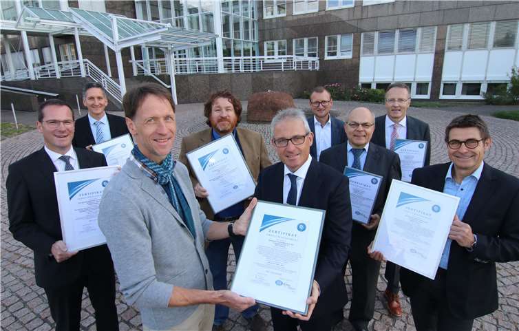 Ralf Link (3.v.li.), Energie- und Umweltauditor der ESC Cert GmbH, überreicht die neuen Zertifikate an Führungskräfte der evm-Gruppe (von links): Dr. Andreas Hoffknecht, Dr. Steffen Weil, Wolfgang Kochhan, Josef Rönz, Stefan Dietz, Jürgen Czielinski, Hansjörg Kunz und Klaus Michel.evm/Frey
