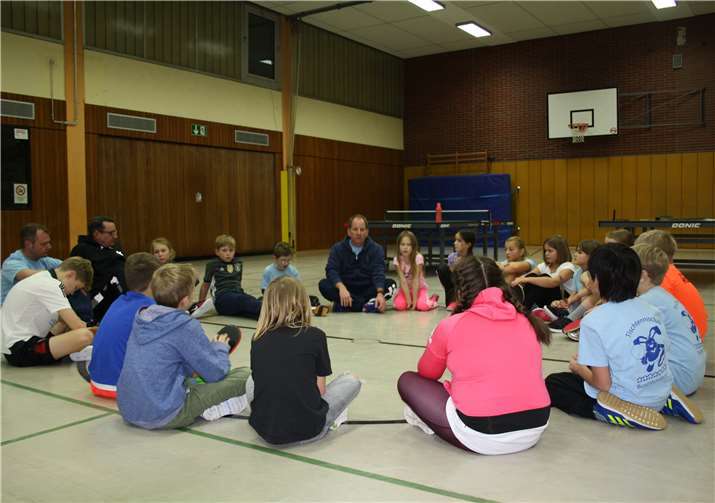 Ralf Meuter im Kreis seiner Jugendlichen.