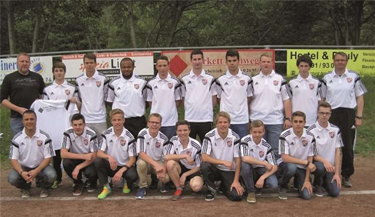 Ralf Minwegen ( hinten li. ) bei der Übergabe an die Mannschaft. privat