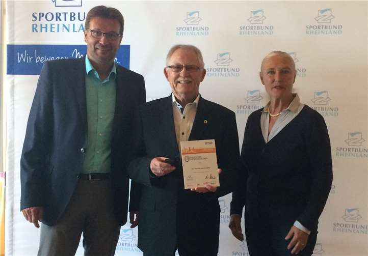Ralf Pohl, Sportbund, zuständig für Aus- und Weiterbildung, Werner Johann Keßler und die Präsidentin des Sportbundes Rheinland, Monika Sauer (v. l.). bei der Ehrung.Foto: privat
