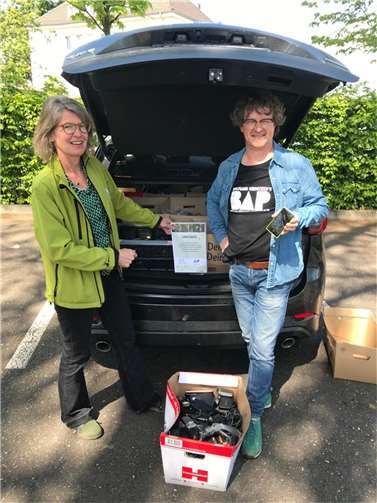 Ralf Rang übergibt Ruth Dieckmann vom KölnerZoo die Handys. Foto: privat