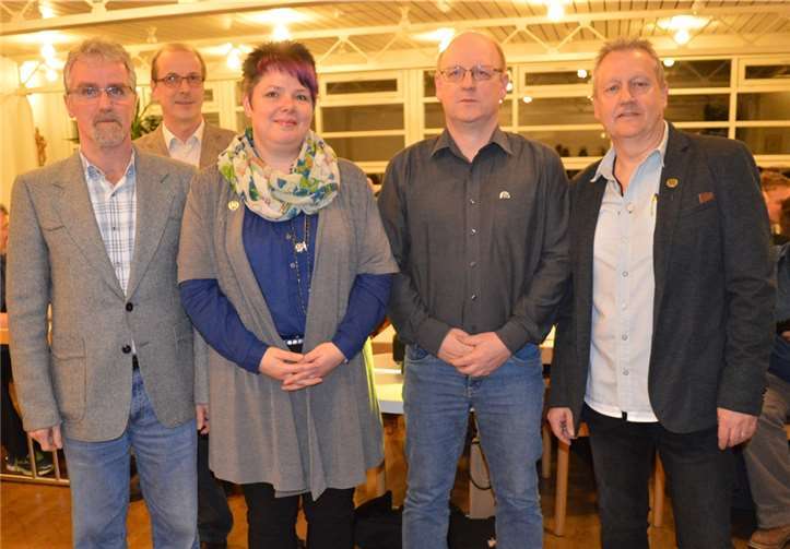 Ralf Sänger (l.) vom Turngau Rhein-Ahr-Nette zeichnete im Beisein von Otto von Lom Gerhard Odenthal (v. r.) , Jürgen Kausmann und Heike Klein mit der Silbernen Ehrennadel des Turngaus aus.