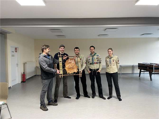 Ralf Schaefer überreicht den Roverwimpel an Janik Hoffmann, Jannis Müller, Jan Nalbach und Sarah Klingels von der Siegergruppe „Breimälles“.