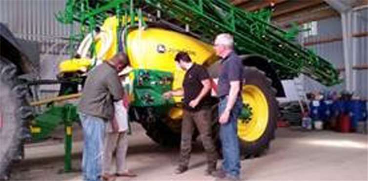 Ralf Schmidt (v. l.), Barbara Hartmann, Marc Gasper und Franz-Josef Schäfer bei ihrem Informationsbesuch auf dem Möncheschen Hof.  privat