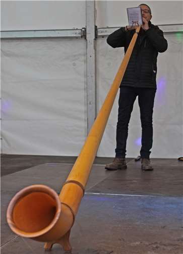 Ralf Schneider verzauberte mit seiner Einlage auf dem Alphorn.