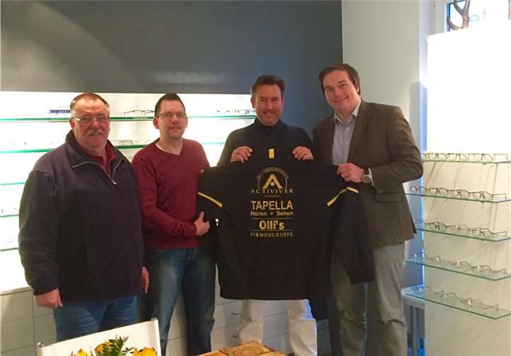 Ralf Schönberg von Activier, Mario Tapella von Hörgeräte Tapella, und Oliver Piske von Ollis Firmengruppe übergaben dem Vorstandsvorsitzenden des BSC Rheinbach die neuen Trainingsanzüge.privat