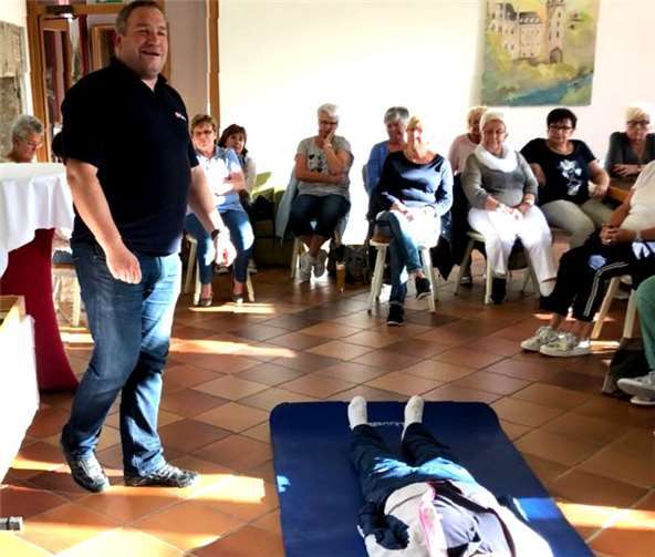 Ralf Schubert bei der Schulung des Frauenchors.Ralf Schubert
