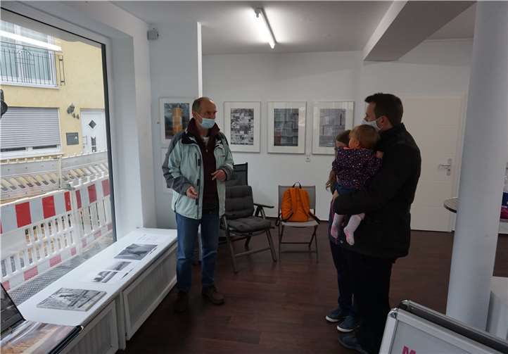 Ralf Schuhmann erläutert die Details seiner Werke. Foto: ROB