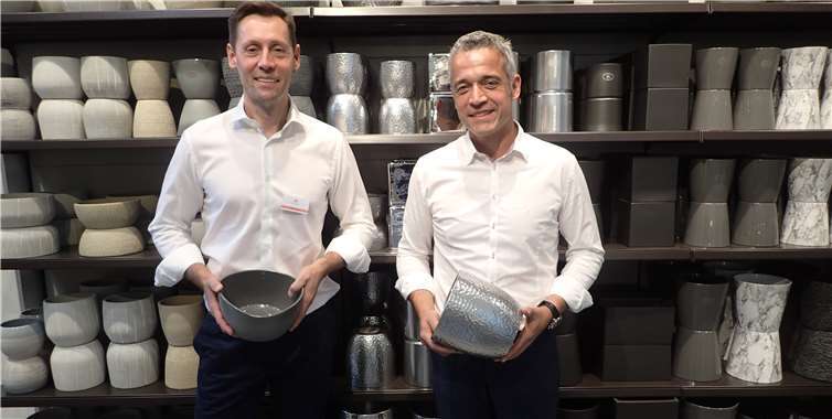 Ralf Schwinn und Björn Hansen, Geschäftsführer bei Soendgen Keramik, blicken auf eine 125-jährige Firmentradition zurück.