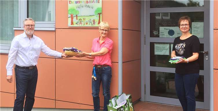 Ralf Urban übergibt stellvertretend für alle städt. Kitas MNS-Masken an die pädagogische Fachaufsicht der städtischen Kindertagesstätten Sinzig, Silke Berger (rechts) und die Leiterin der Kindertagesstätte Westum, Hannelore Ockenfels (Mitte). Foto: privat
